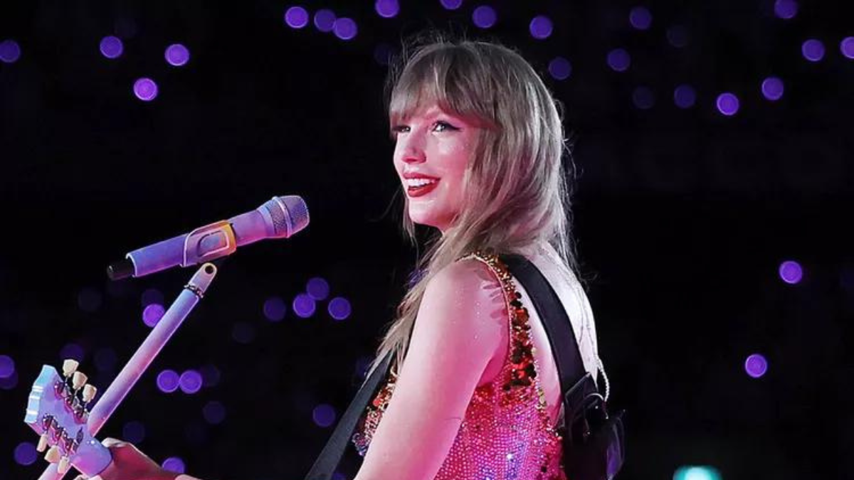 Taylor Swift Surprises Fans With Two Mashup Performances in Sydney - HOME