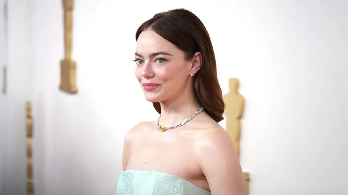 Emma Stone's Dress BREAKS at The 2024 Oscars, Blames Wardrobe