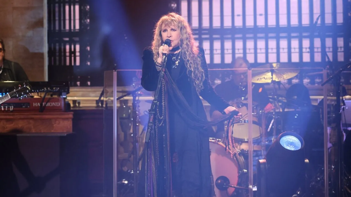 Stevie Nicks Makes Her First ‘SNL’ Performance in 41 Years HOME